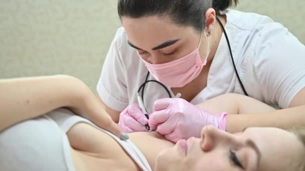 Remoção de procedimento de cabelo em axilas usando eletro epilation — Vídeo de Stock