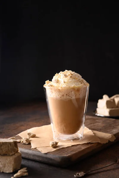 Chutné kávové latté s halva ve skleněném šálku. — Stock fotografie