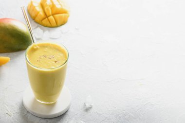 Beyaz arka planda Hint mangosu veya zerdeçal lassi