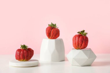 Lezzetli, taze, çirkin çilek. Organik eko ürünleri kavramı.