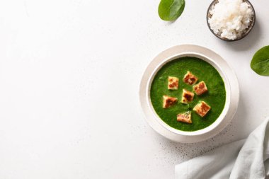 Palak Paneer gri üzerine basmati pilavı servis etti..