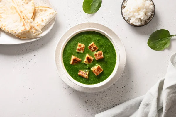 Indische vegetarische Küche Palak Paneer serviert auf weiß. — Stockfoto