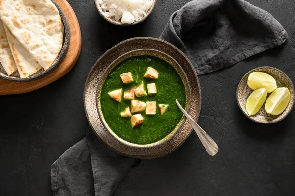 Palak paneer von Spinat und Käse auf Schwarz. — Stockfoto