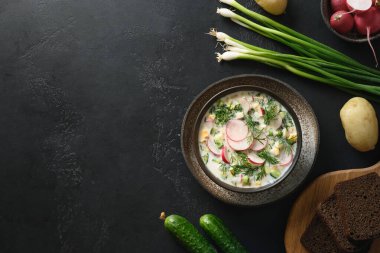 Geleneksel Rus soğuk okroshka çorbası. Siyah arka planda kefir var..