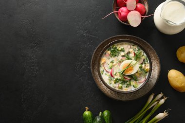 Geleneksel Rus soğuk okroshka çorbası. Siyah arka planda kefir var..