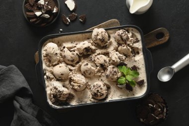 Taze şekersiz kremalı dondurma ve kapta kurabiyeler..