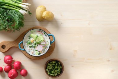 Geleneksel ev yapımı Rus soğuk okroshka 'sı..