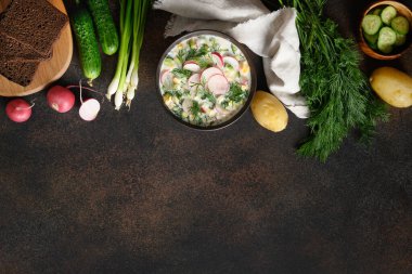 Geleneksel Rus soğuk okroshka çorbası..