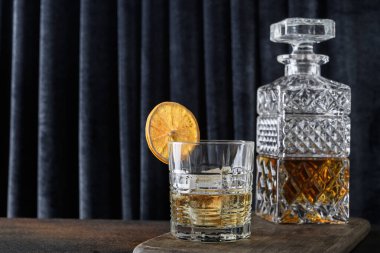 Mavi perde arkasında soğuk viski portakal dilimi. Kapat..