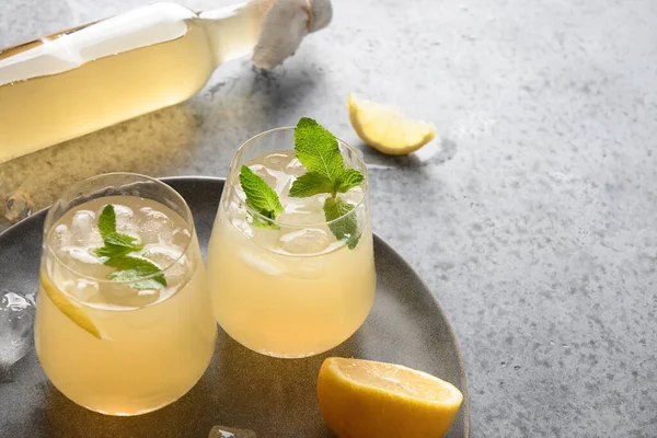 Hemlagad Kombucha hälsosam dryck i glas med citron. — Stockfoto