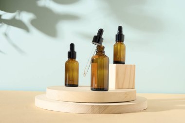 Kozmetik yağlı, doğal taşlı, bej ve mavi arkaplanlı, minimum modern doğal kompoziton. Vücut bakımı için SPA ayarlandı.