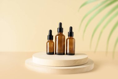 Bej arka planda doğal kozmetik ürünleriyle gölgeli minimal modern kozmetik ürünler