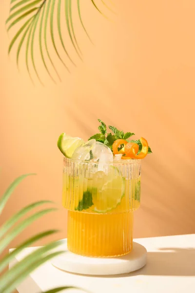 Tropischer Cocktail oder Frische Orange Limonade, Mai Tai auf modernem Stillleben mit Podium auf beigem Hintergrund. — Stockfoto