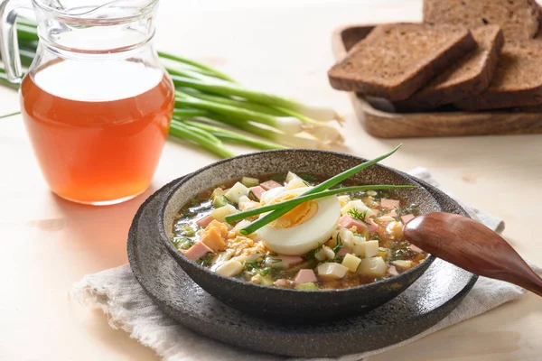 Rus yaz okroshka çorbası ve kvass. Yaz sebzelerinden, salatalıktan, turptan, patatesten, haşlanmış yumurtadan, soğandan yapılmış taze okroshka. Kapat..