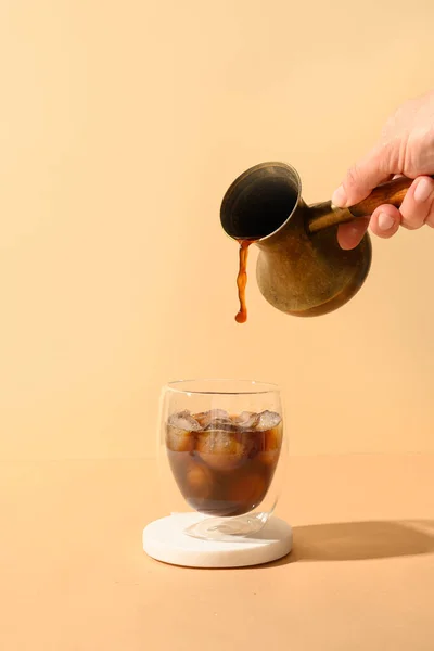 Jeges latte kávé pohárban töltőtejjel — Stock Fotó