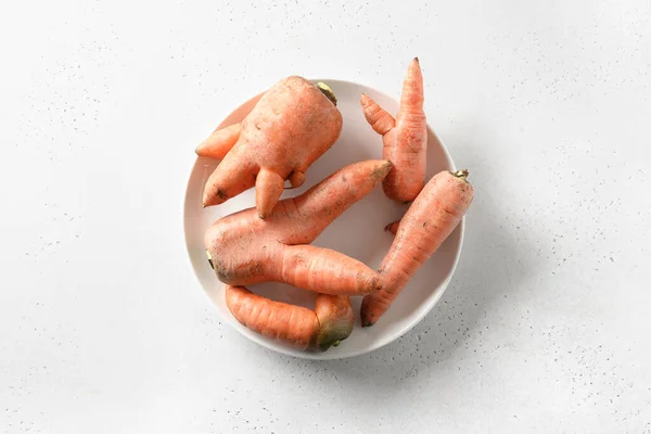 Zanahorias orgánicas feas anormales sobre fondo blanco con espacio para copiar. Hortalizas naturales. — Foto de Stock