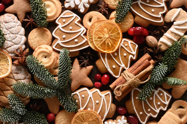 Galletas esmaltadas de Navidad diferentes formas, canela, estrellas de anís, bayas rojas, chips de naranja, ramas de abeto. —  Fotos de Stock