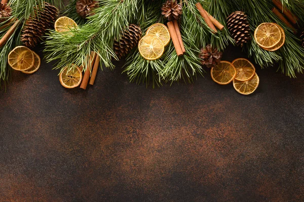 Weihnachtsbordüre mit Orangenscheibe, Aroma Zimt, Tanne und Zapfen. — Stockfoto