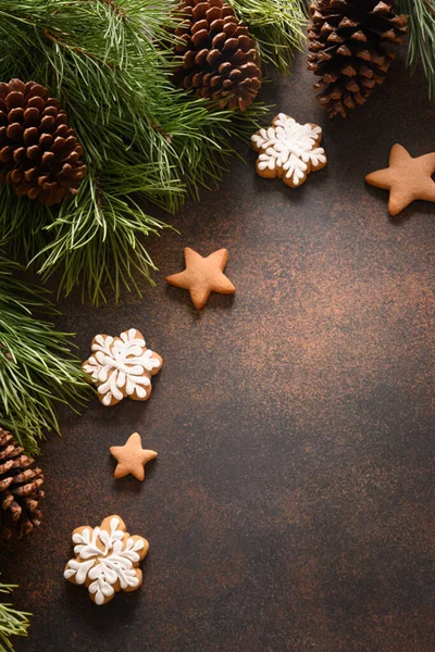 Navidad casera surtido de galletas esmaltadas sobre fondo marrón. —  Fotos de Stock