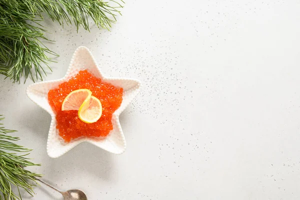 Caviar rojo en tazón sobre fondo blanco para fiesta de Navidad. — Foto de Stock