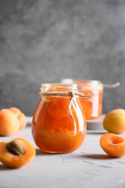 Cam kavanozlarda kayısı reçeli. Yaz hasadı ve konserve yiyecekler