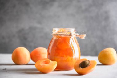 Meyveli cam kavanozda kayısı reçeli. Yaz hasadı ve konserve yiyecekler