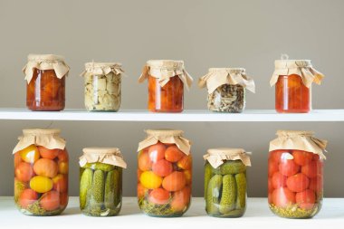 Ev yapımı terbiye edilmiş domates. Cam kavanozda konserve sebzeler.