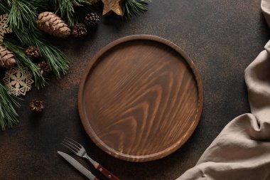 Noel yemeği için ahşap tepsi kompozisyonu ev yapımı kahverengi masa ve doğal dekorasyon. Üst görünüm.