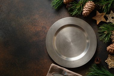 Noel sofrası, doğal dekorasyon ve kahverengi masada metalik kırsal plaka. Yukarıdan kopyalama alanı ile görüntüle.