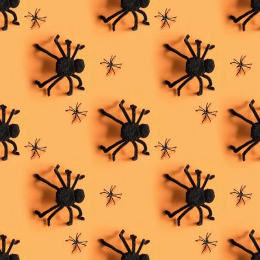 Turuncu daki siyah örümcekler. Yukarıdan görüntüleyin. Kompozisyonu açın. Cadılar Bayramı parti deseni.