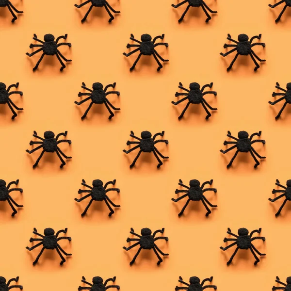 Modello senza cuciture di ragni neri diversi su sfondo arancione. Modello di Halloween. — Foto Stock