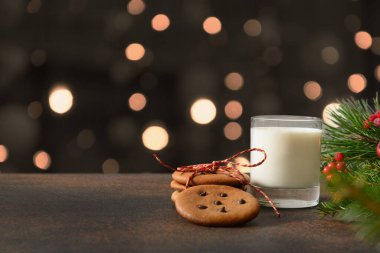 Noel kurabiyeleri ve Noel Baba için Noel ağacı yakınında bir bardak süt..