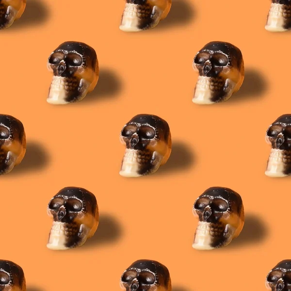 Halloween naadloos patroon van schedel op oranje achtergrond. — Stockfoto