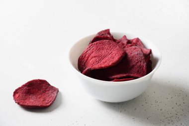 Beyaz arka planda sebze pancar cipsi. Vejetaryen yemeği. Kapat..