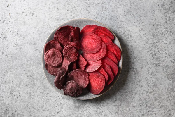 Vegane Rote-Bete-Chips in grauer Schüssel. — Stockfoto