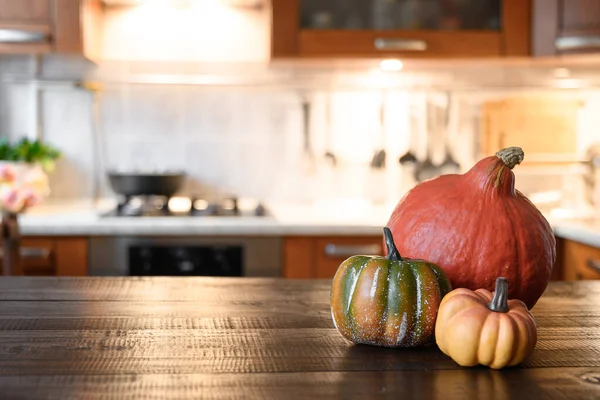 Gemütliche Küche mit Kürbissen zum Erntedankfest oder zum Halloween-Kochen. — Stockfoto