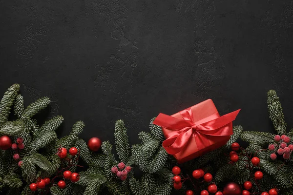 赤いギフトと黒の装飾が施されたクリスマスフレーム。クリスマスグリーティングカード. . — ストック写真