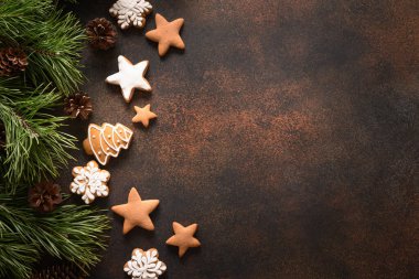 Kahverengi arka planda ev yapımı Noel kurabiyeleri.