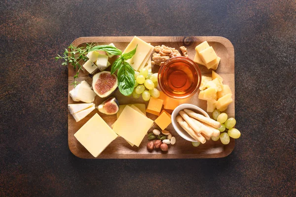 Piatto Formaggio Con Uva Noci Fichi Fondo Marrone Vista Dall — Foto Stock