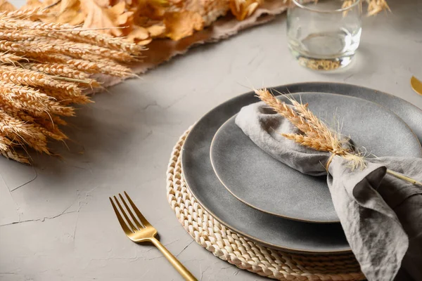 Dia das Bruxas e Dia de Ação de Graças configuração de mesa com placa cinza decorado folhas caídas, materiais naturais. — Fotografia de Stock