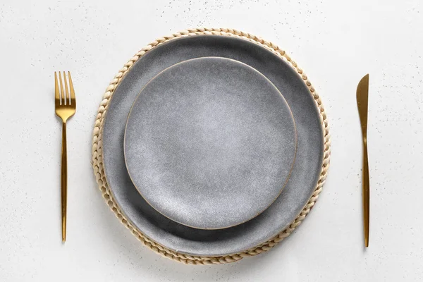 Елегантність столу з порожньою сірою тарілкою з золотими столовими приборами . — стокове фото