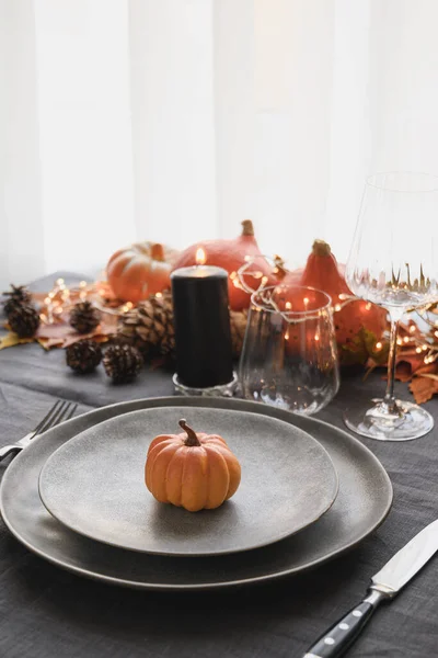 Хэллоуин и День благодарения ужин украшен опавшие листья, тыквы, специи, серая тарелка. — стоковое фото