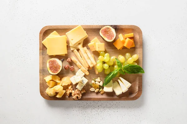 Bandeja Queso Con Uvas Nueces Higos Sobre Fondo Blanco Vista —  Fotos de Stock