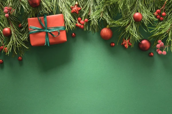 Kerst frame met rode geschenkdoos, dennen takken, en rode ballen. Kerstwenskaart. Gelukkig Nieuwjaar. — Stockfoto