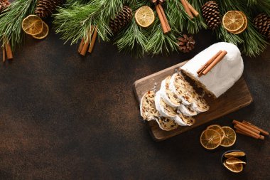 Portakal dilimleri ve tarçınlı Noel sınırı. Xmas tebrik kartı. Yukarıdan görüntüle.