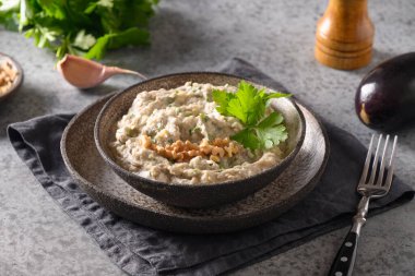 Baba ganoush Levantine mutfak aperatifi maydanozlu, sarımsaklı ve zeytinyağlı fırında patlıcan. Kapat..
