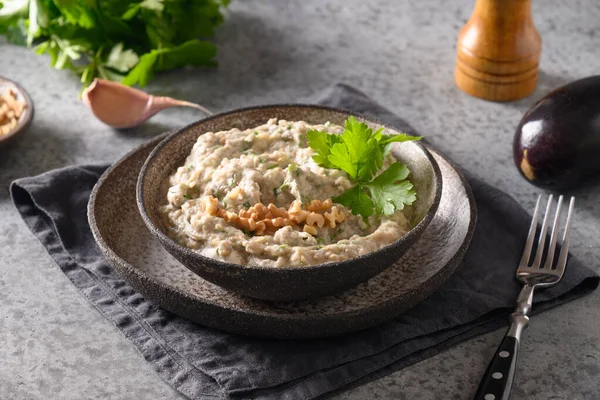 Baba ganoush Levantine mutfak aperatifi maydanozlu, sarımsaklı ve zeytinyağlı fırında patlıcan. Kapat..