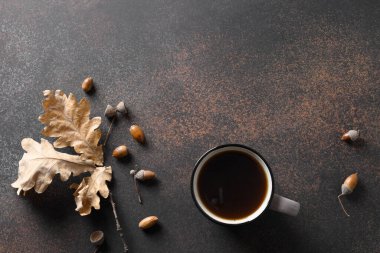 Kahverengi üzerine sıcak sonbahar yaşam tarzıyla meşe ağacı kahvesi..