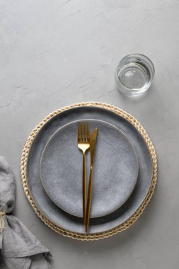 Boş tabak ile zarif tablo ayarları model olarak.