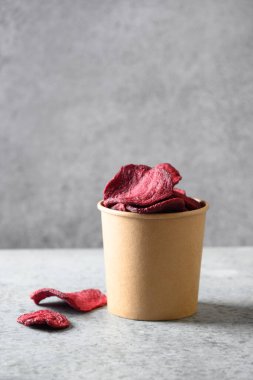 El işi kutusunda sebze pancar cipsi..